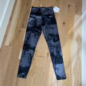 Beyond Yoga tie dye leggings. Size medium. NWT.